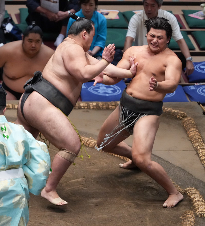 大森（右）は大辻に突き出しで敗れる（撮影・小沢裕）
