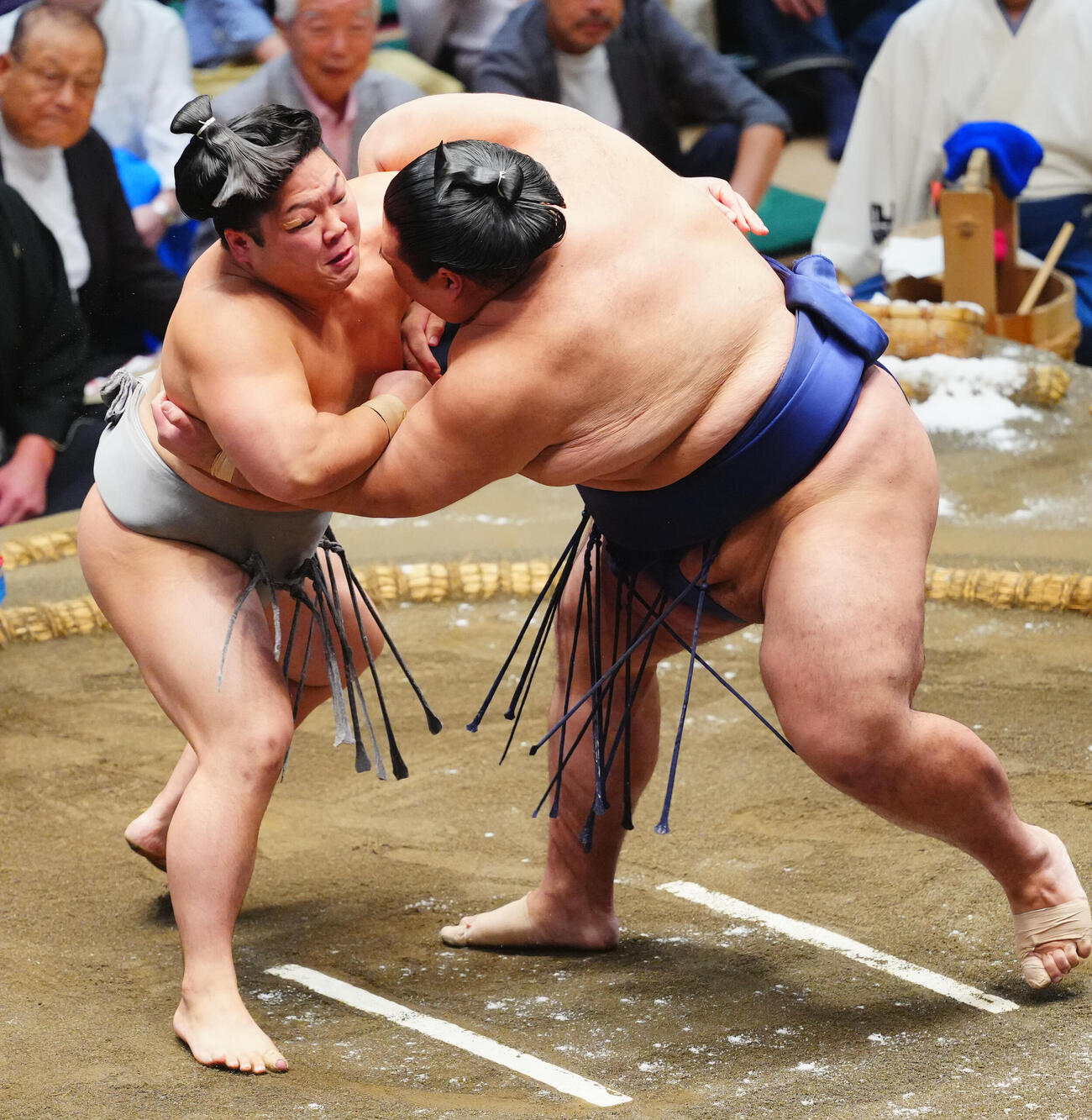 一意（右）を攻める朝翠龍（撮影・垰建太）