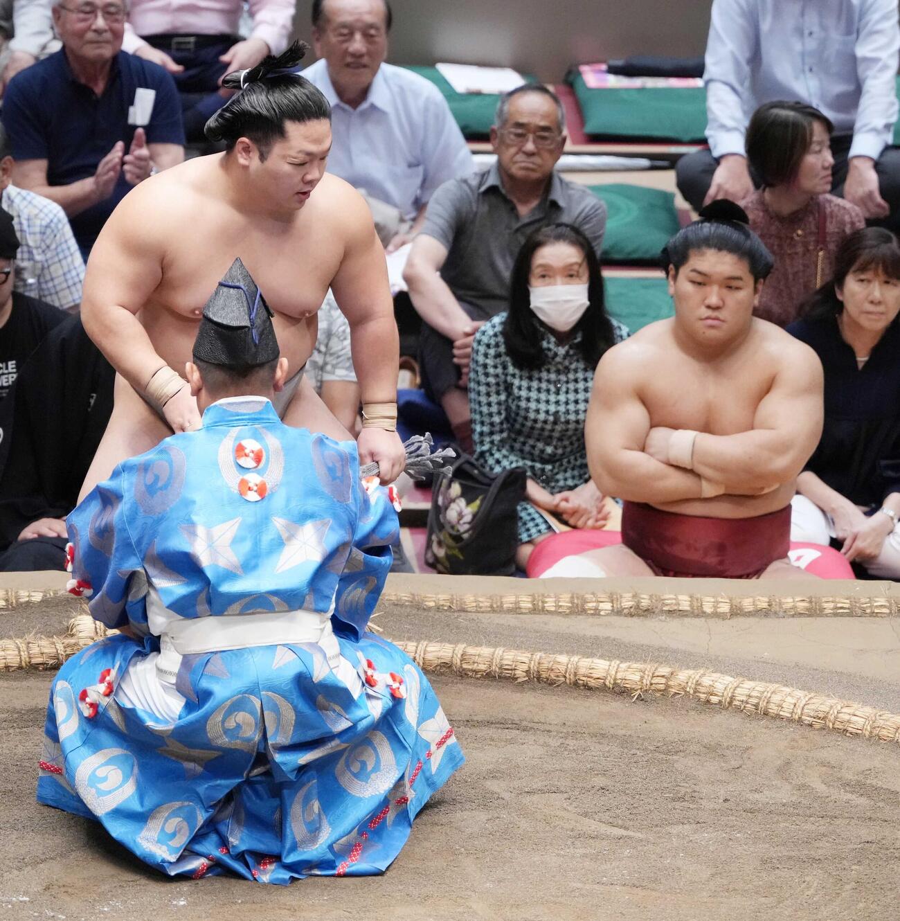 懸賞を手にする朝翠龍。右は土俵下控えの朝紅龍（撮影・小沢裕）