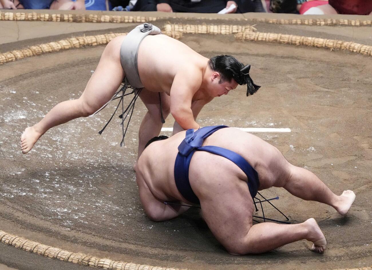 朝翠龍は一意（左）を肩透かしで下す（撮影・小沢裕）