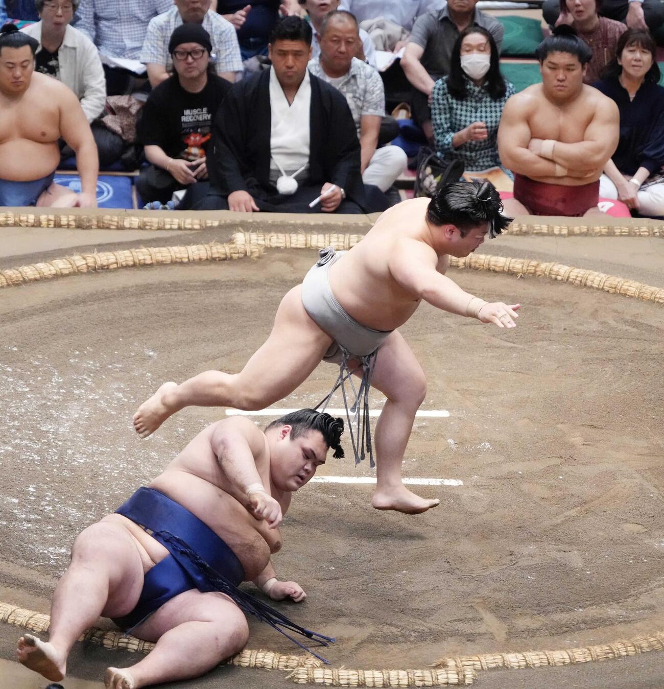 朝翠龍は一意（左）を肩透かしで下す。右は土俵下控えの朝紅龍（撮影・小沢裕）