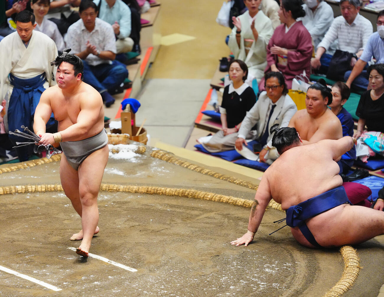 一意（右）を肩透かしで破る朝翠龍（撮影・垰建太）