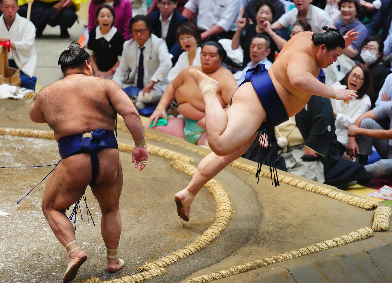 高安（左）に突き倒しで敗れる大の里（撮影・垰建太）