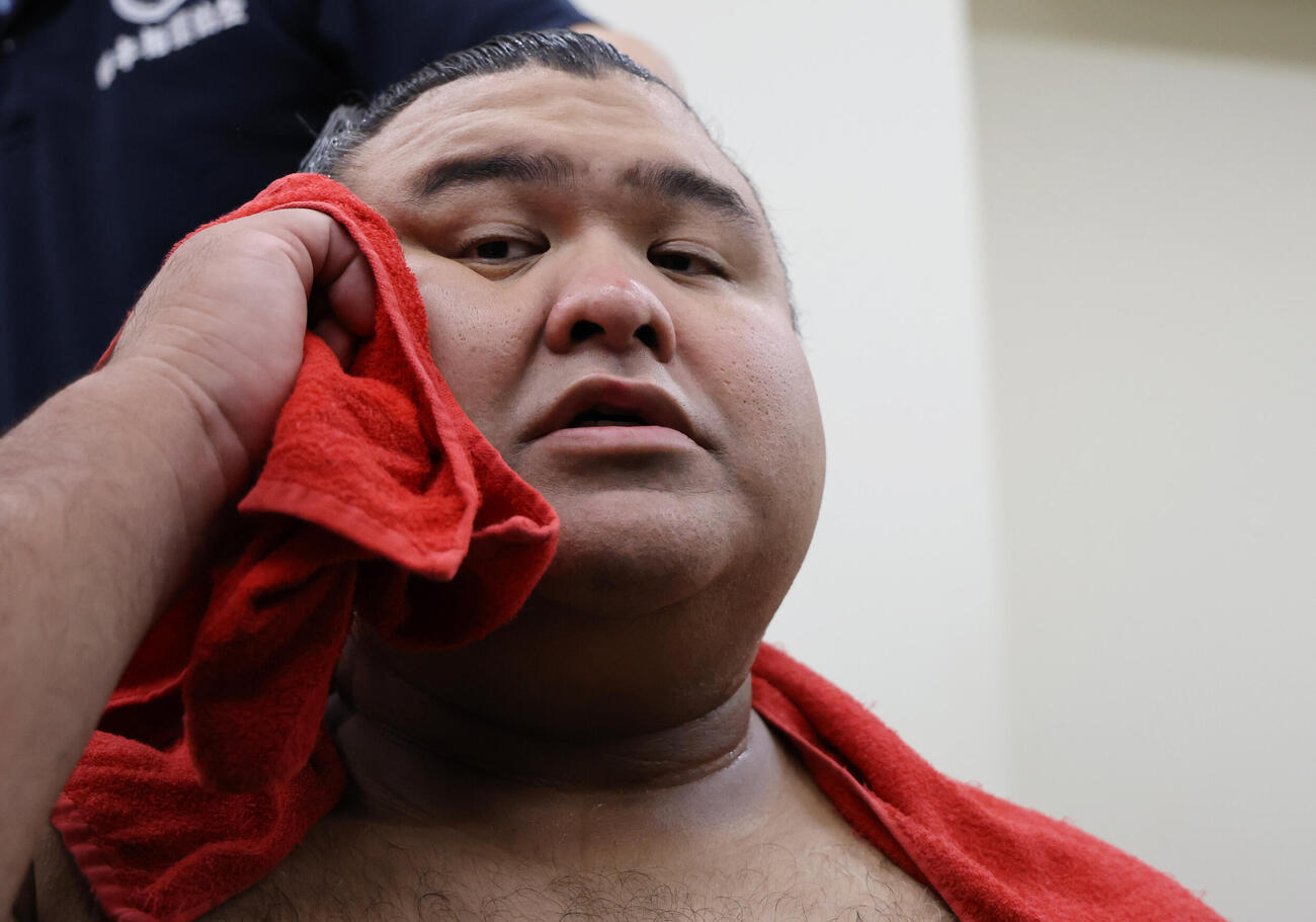 支度部屋で取材に応じる高安