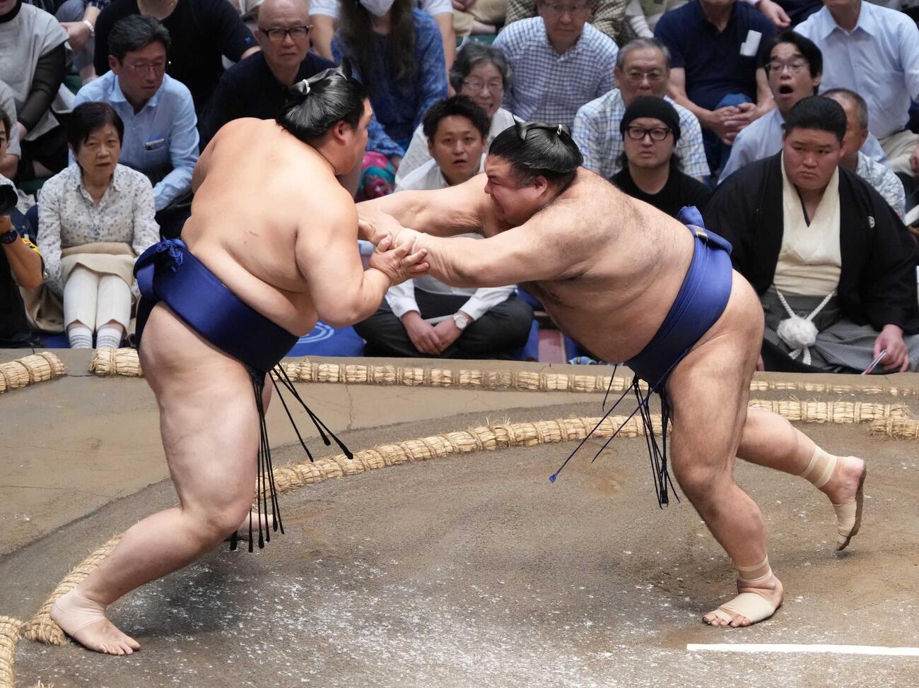 高安（右）は大の里を押し倒しで破る（撮影・小沢裕）