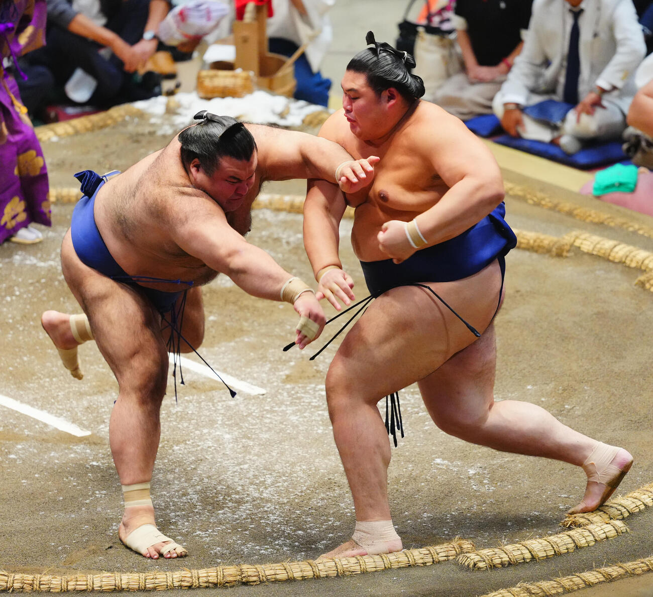 大の里（右）を攻める高安（撮影・垰建太）