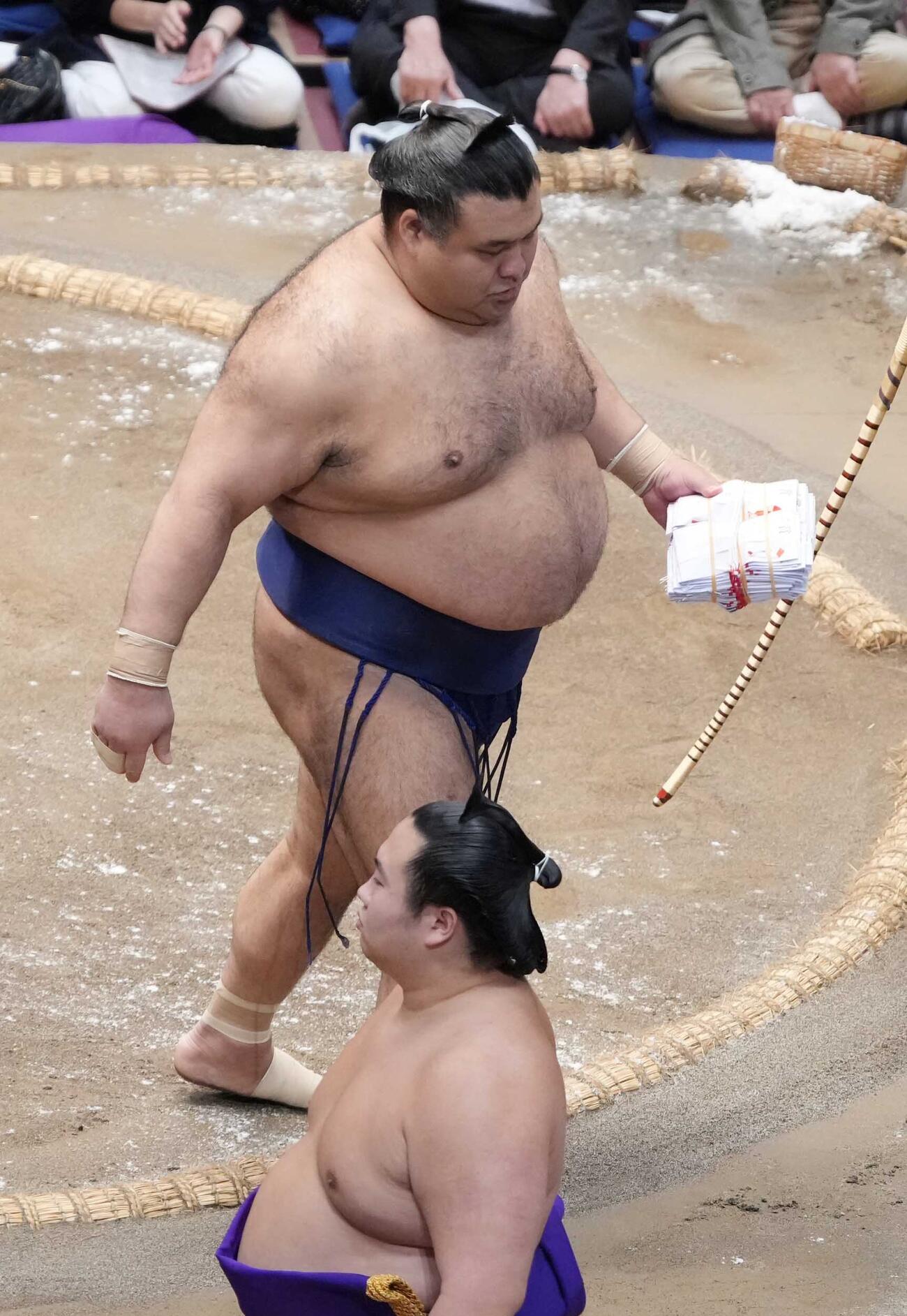 懸賞の束を手にする高安（撮影・小沢裕）