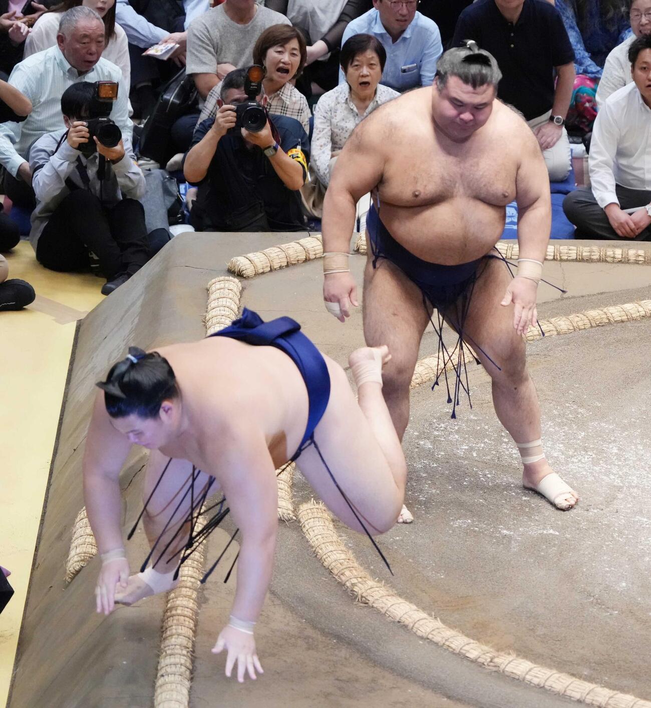 大の里（手前）は突き倒しで高安に敗れる（撮影・小沢裕）