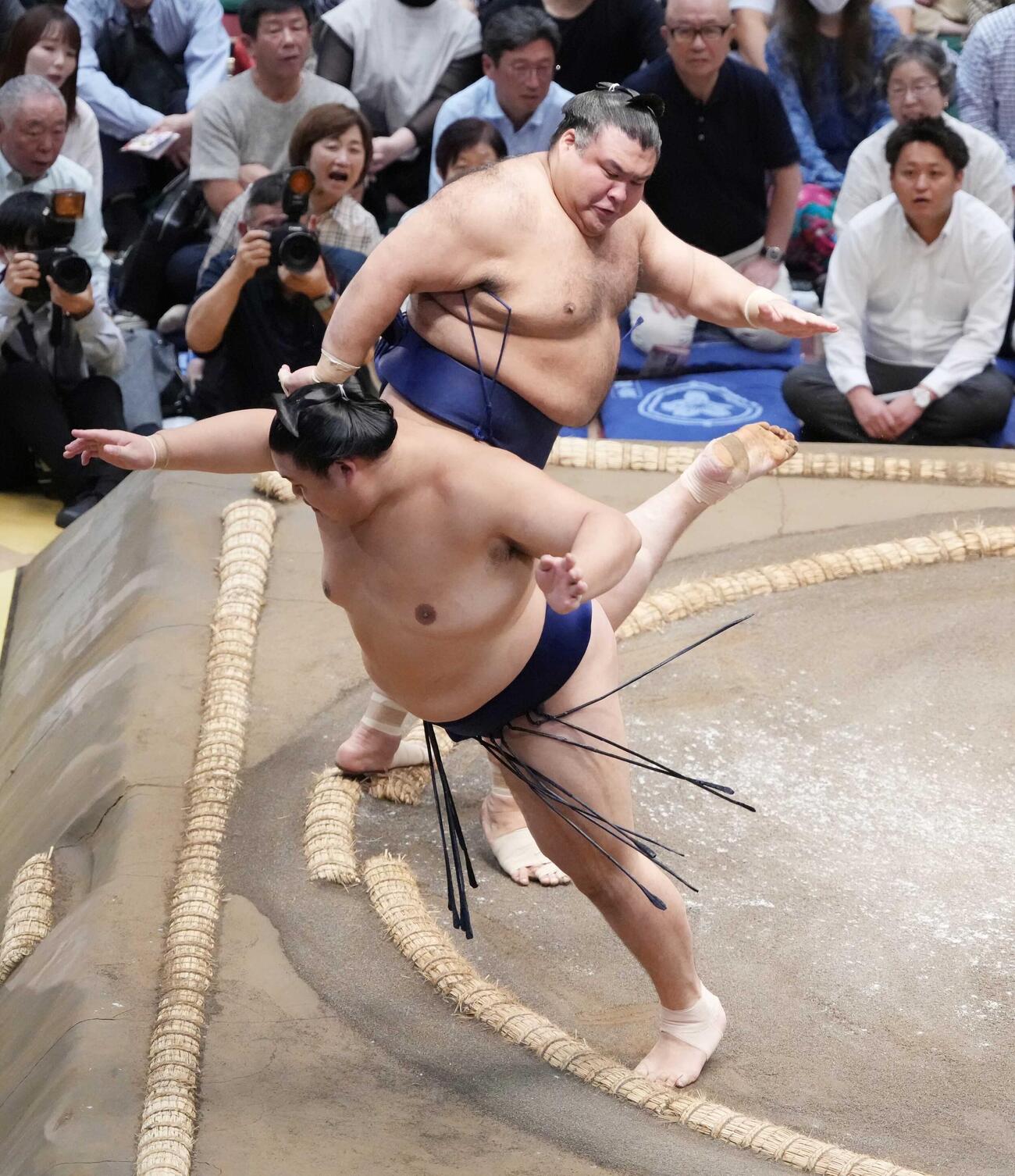 大の里（手前）は突き倒しで高安に敗れる（撮影・小沢裕）