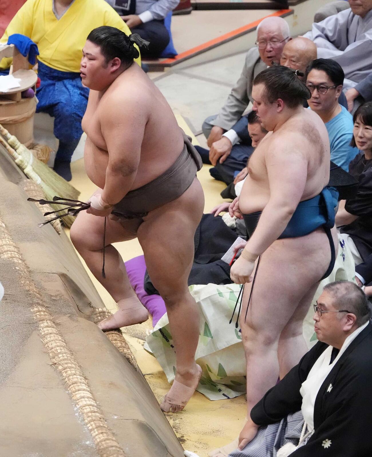 伯乃富士は安青錦（右）を押し出しで破る（撮影・小沢裕）
