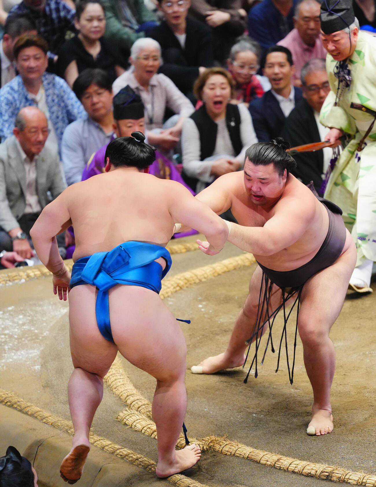 琴栄峰（左）を寄り切りで下す霧島（撮影・垰建太）