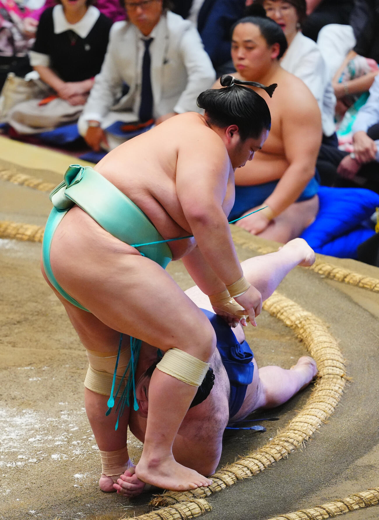 豪ノ山（下）を上手投げで破る琴桜（撮影・垰建太）