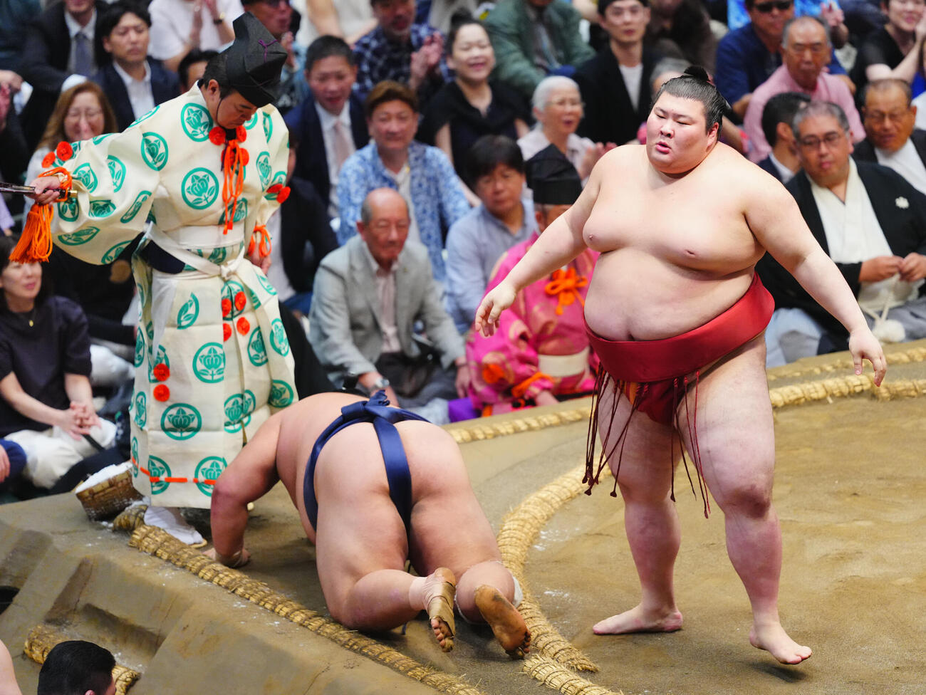 藤凌駕（左）を攻押し倒しで破る熱海富士（撮影・垰建太）