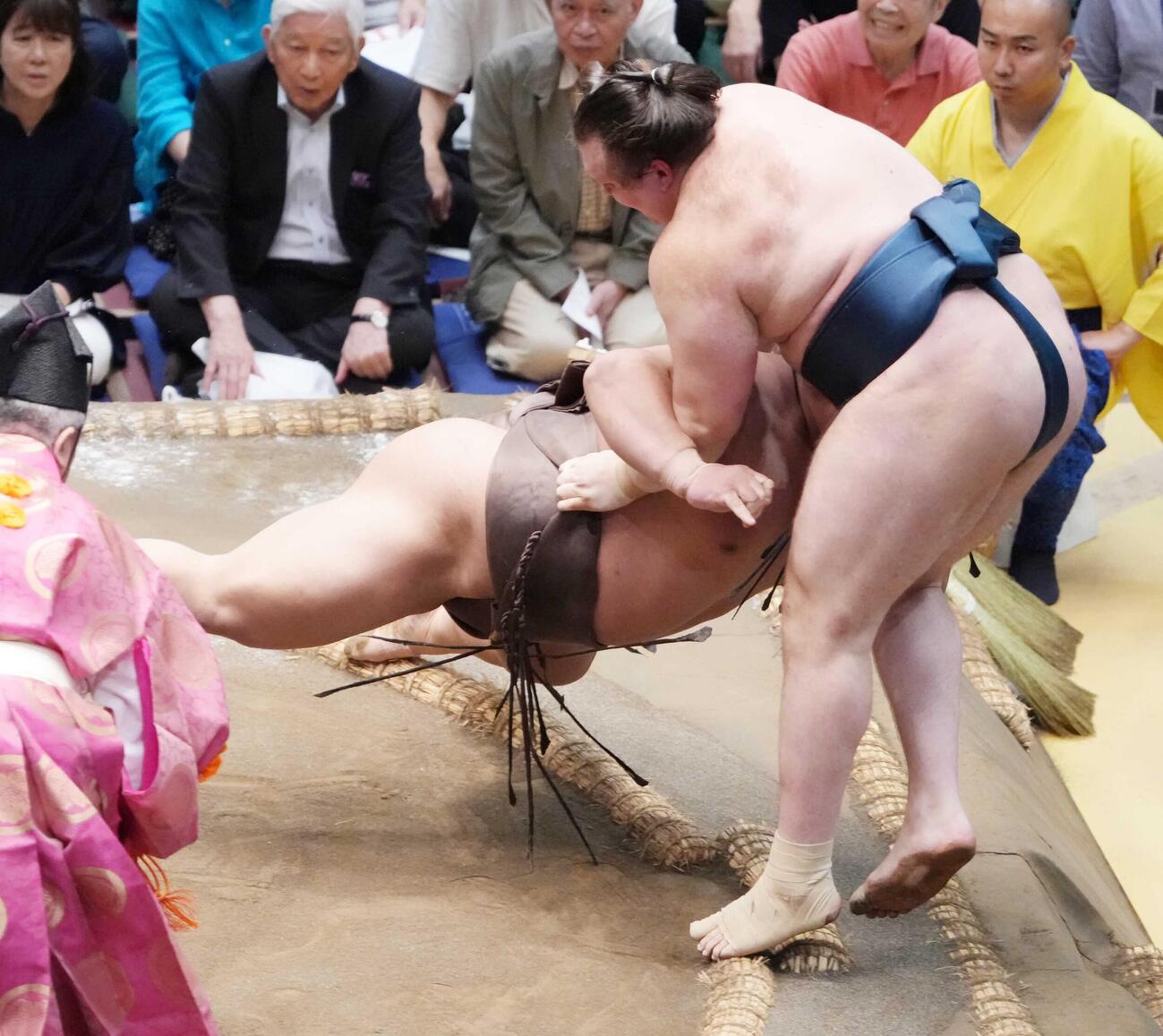 伯乃富士は安青錦（右）を押し出しで破る（撮影・小沢裕）
