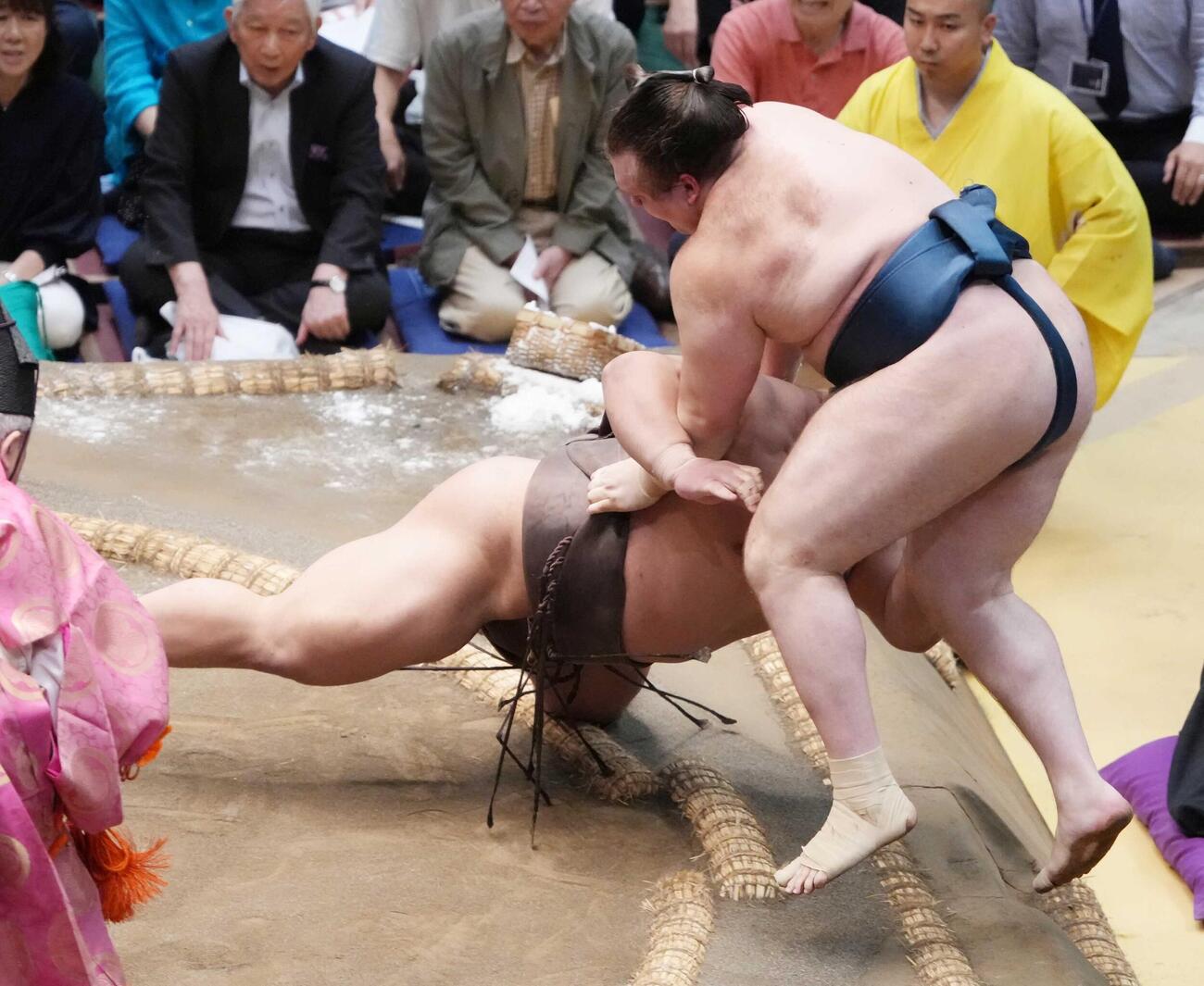伯乃富士は安青錦（右）を押し出しで破る（撮影・小沢裕）