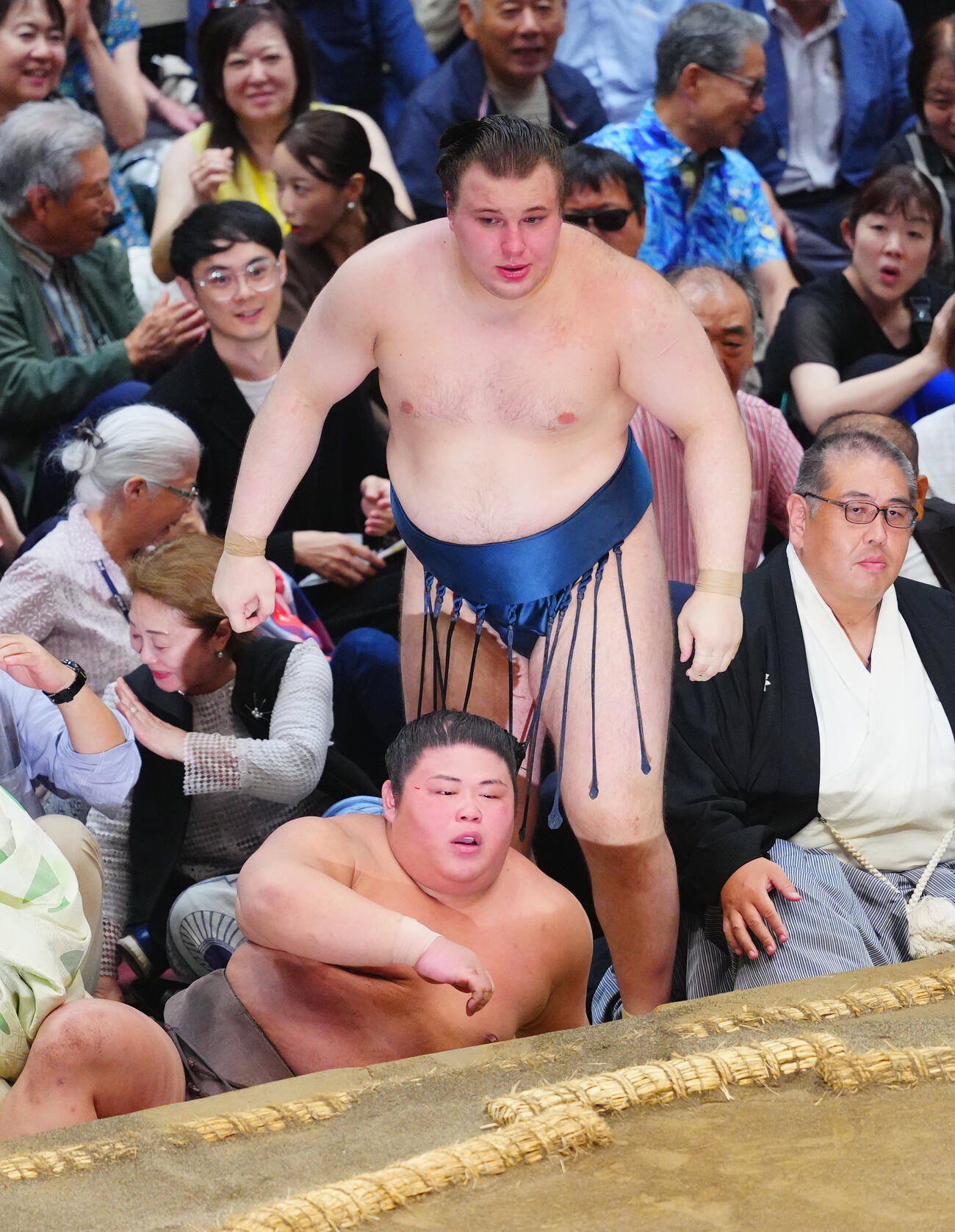 安青錦（奥）を押し出しで破った伯乃富士（撮影・垰建太）