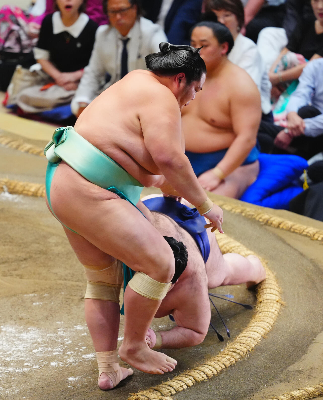 豪ノ山（下）を上手投げで破る琴桜（撮影・垰建太）