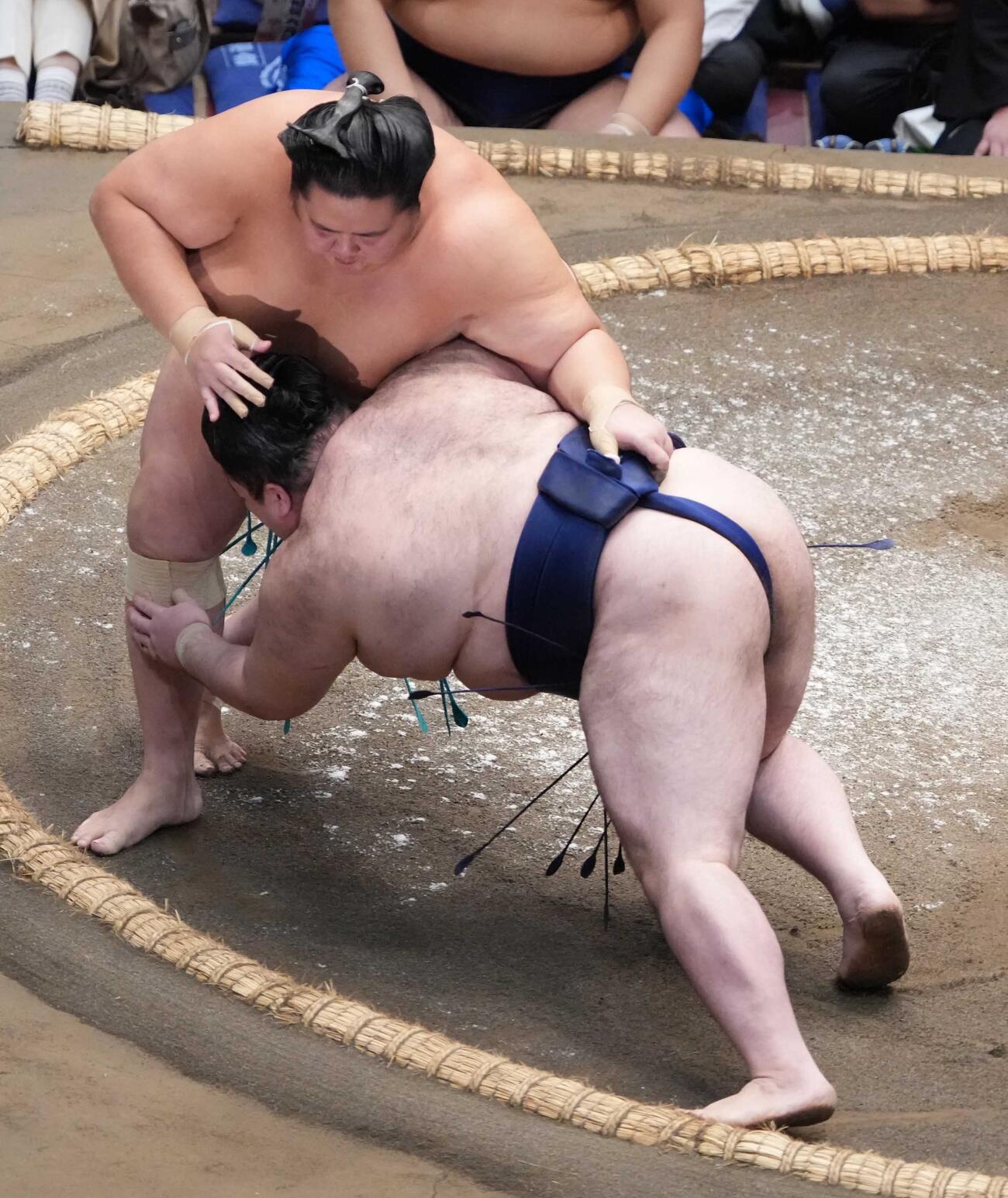 琴桜は豪ノ山（右）を上手投げで下す（撮影・小沢裕）