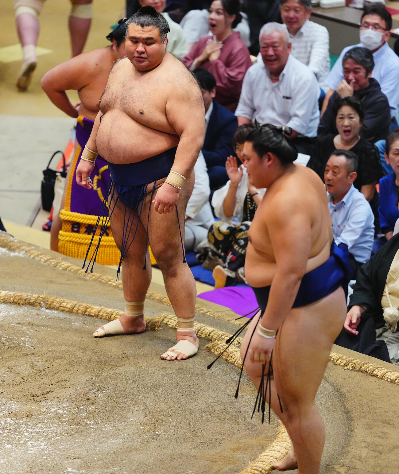 大の里（右）を突き倒しで破った高安（撮影・垰建太）