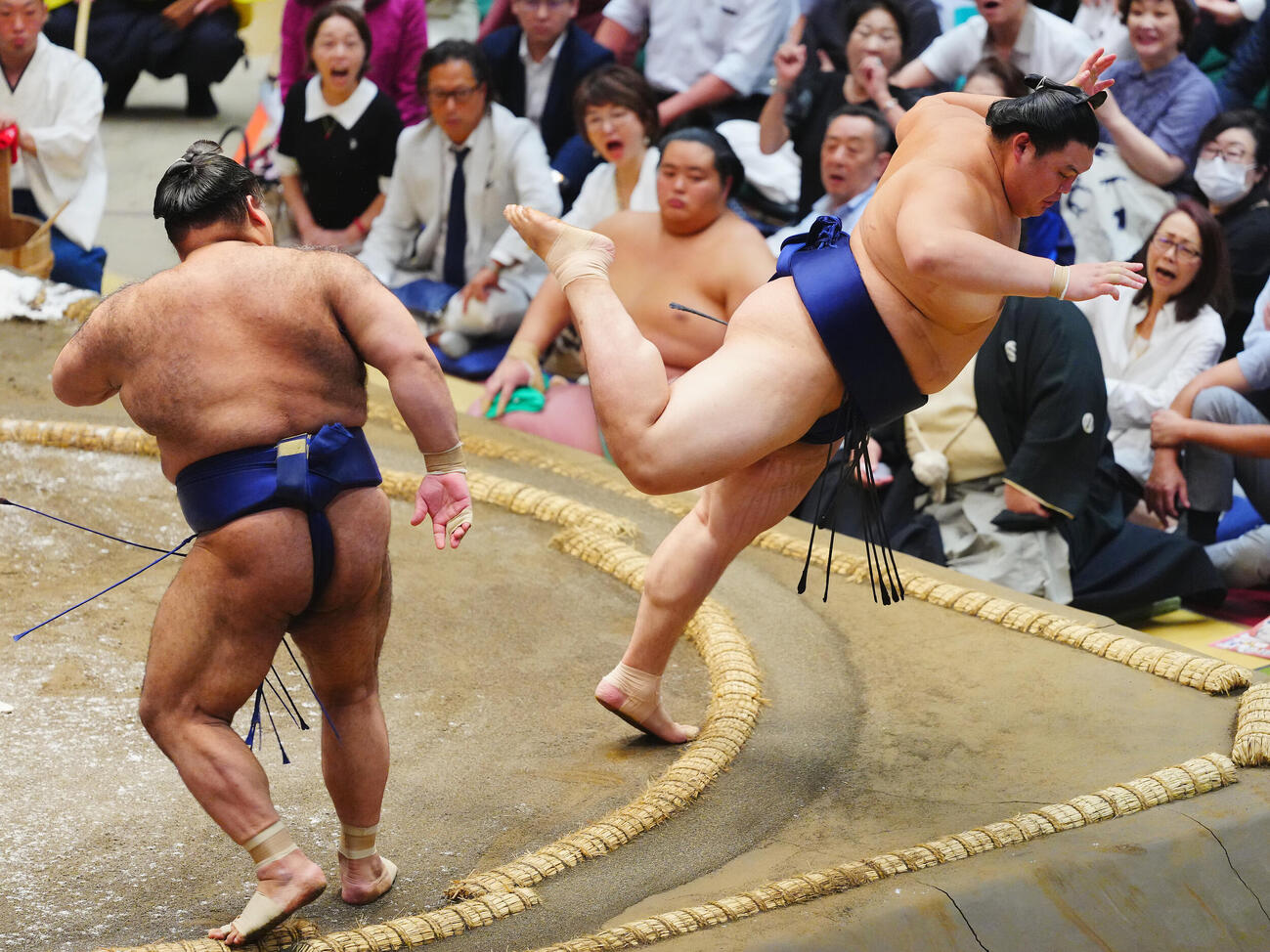 大の里（右）は高安に突き倒しで敗れる（撮影・垰建太）