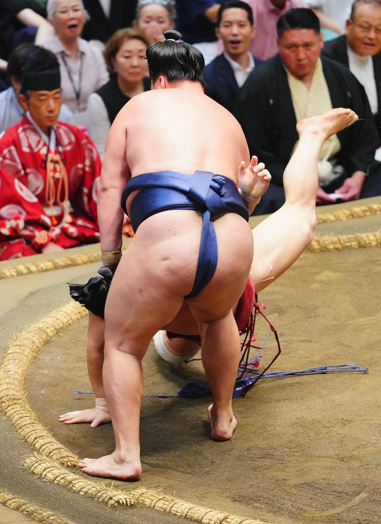 朝紅龍（後方）を上手投げで破る寿之富士（撮影・垰建太）