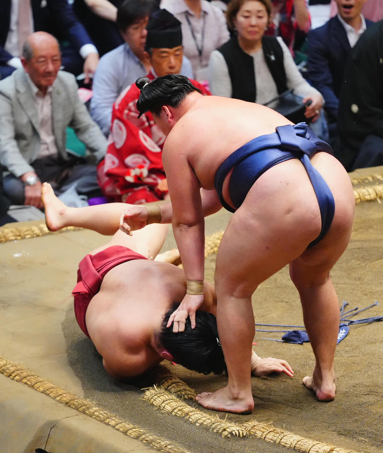 朝紅龍（左）を上手投げで破る寿之富士（撮影・垰建太）