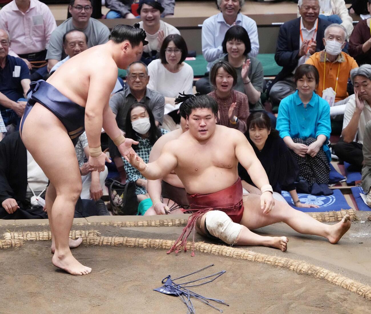 寿之富士（左）は朝紅龍を上手投げで破る（撮影・小沢裕）