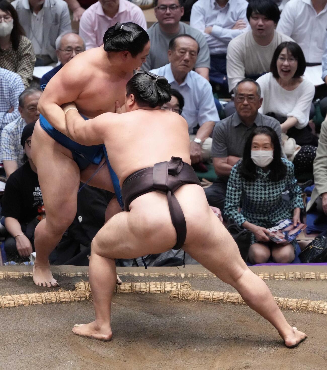 霧島（右）は琴栄峰を寄り切りで下す（撮影・小沢裕）
