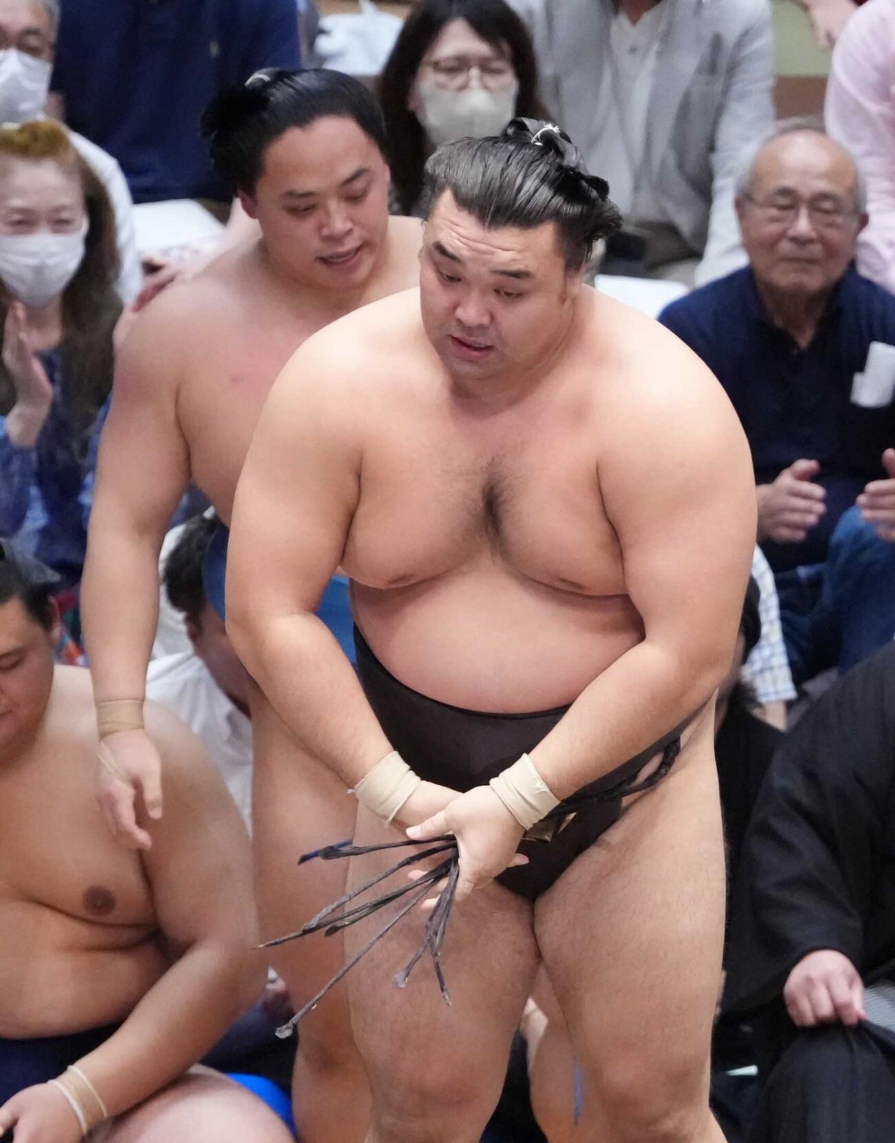 霧島（右）は琴栄峰を寄り切りで下す（撮影・小沢裕）