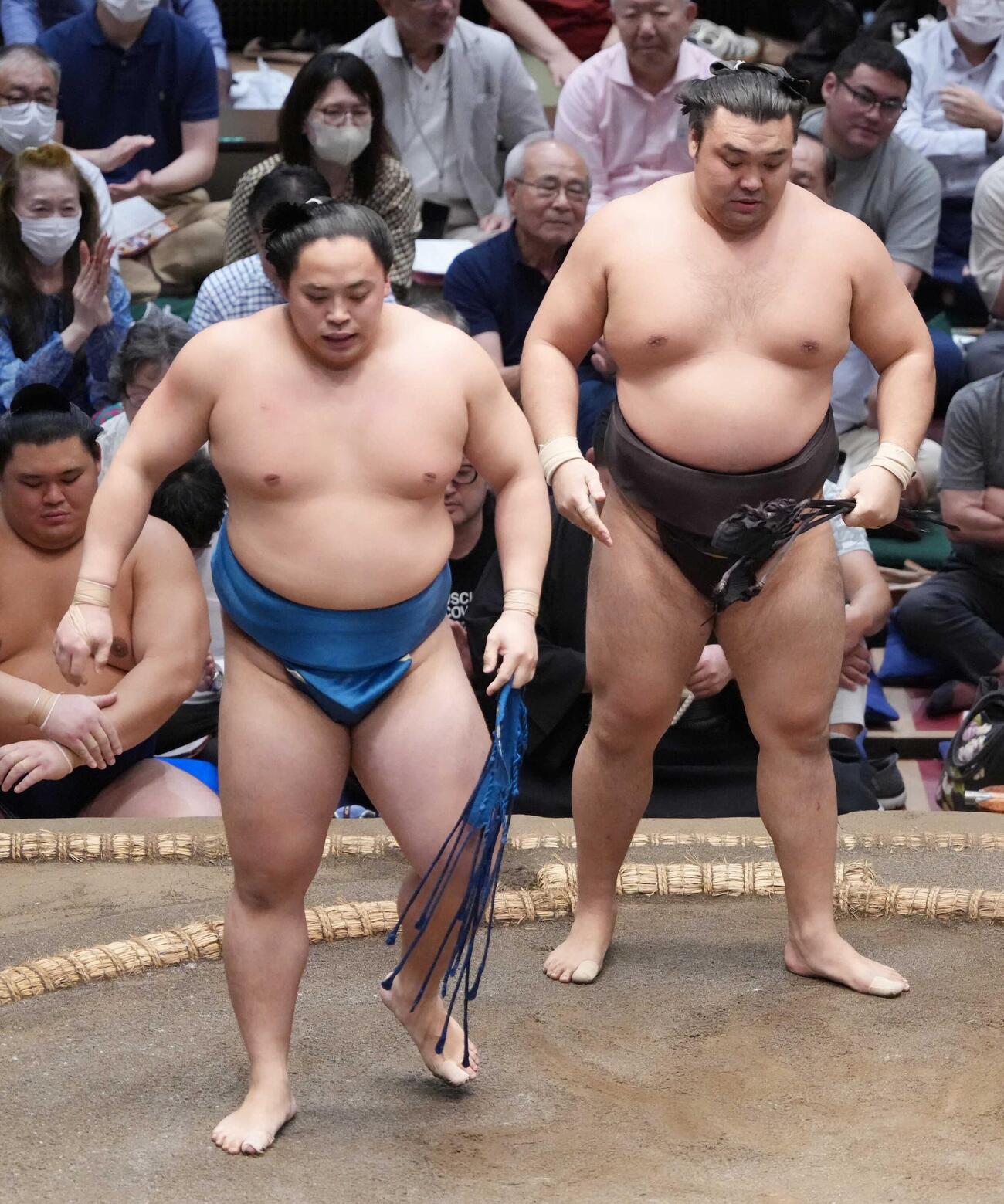霧島（右）は琴栄峰を寄り切りで下す（撮影・小沢裕）