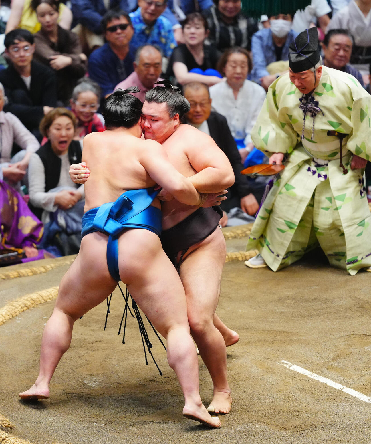 琴栄峰（左）を攻める霧島（撮影・垰建太）