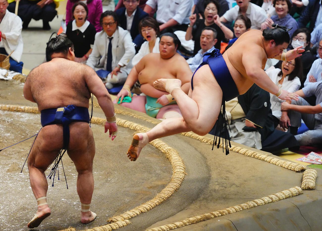 高安（左）に突き倒しで敗れる大の里（撮影・垰建太）