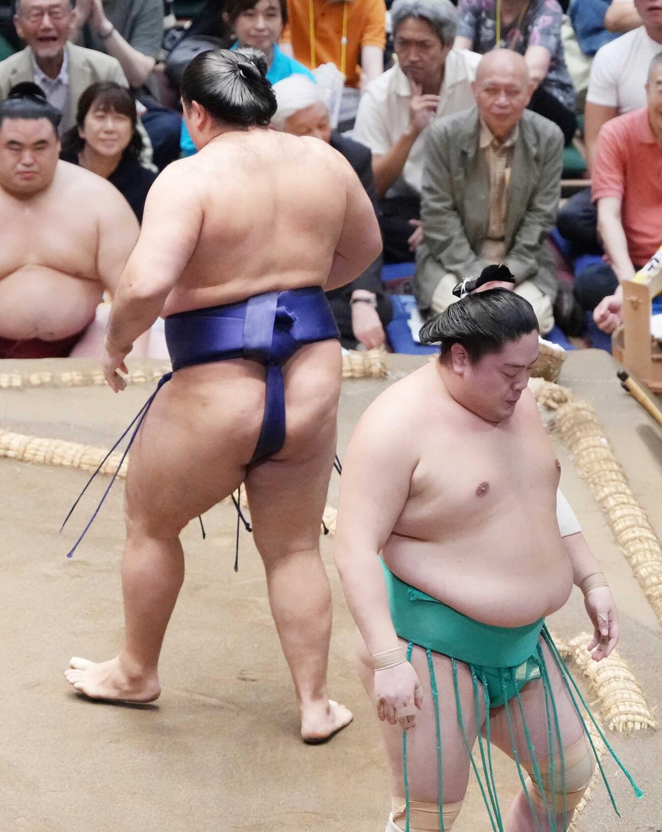 一山本（右）は狼雅に寄り切りで敗れる（撮影・小沢裕）
