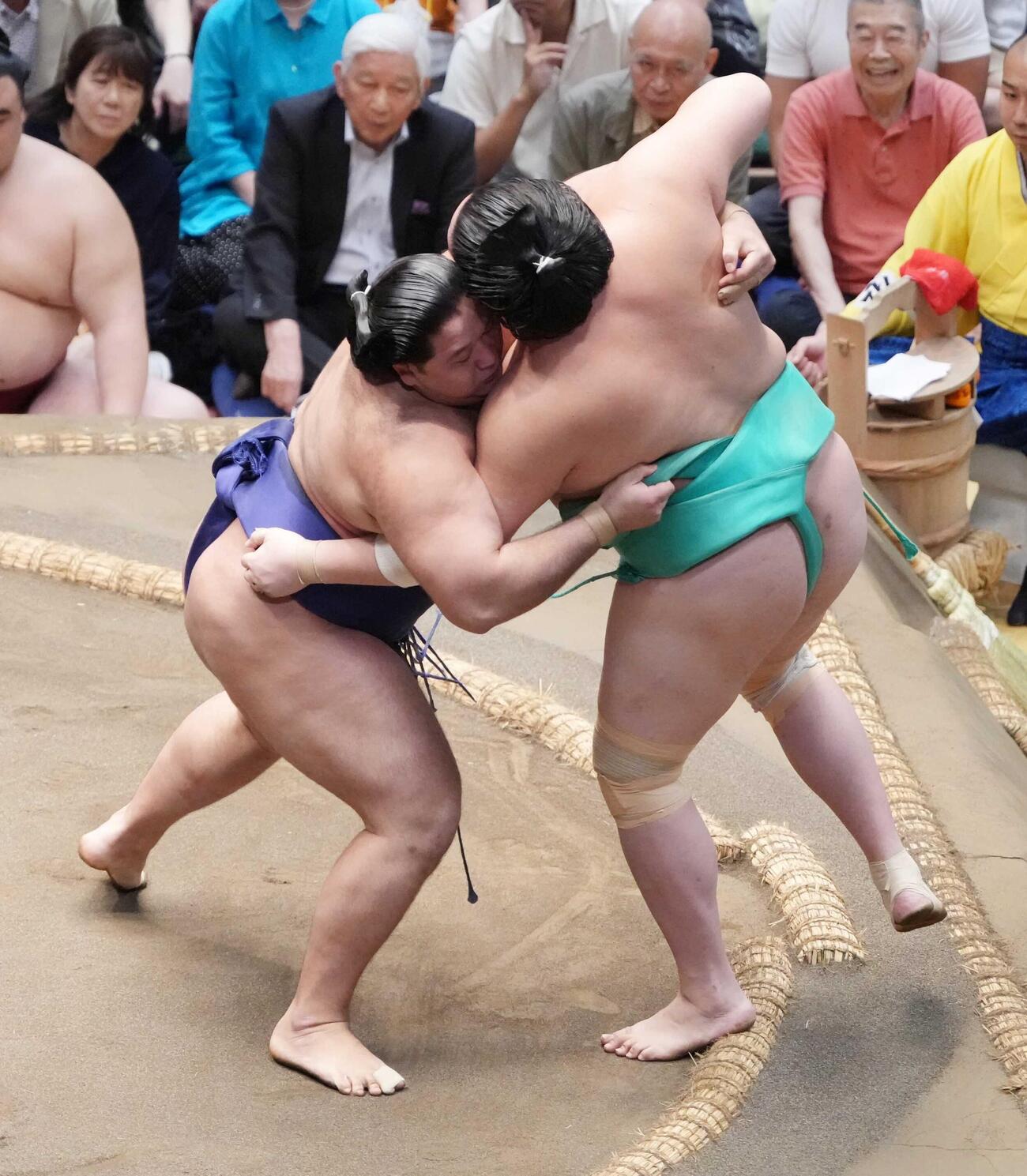 一山本（右）は狼雅に寄り切りで敗れる（撮影・小沢裕）