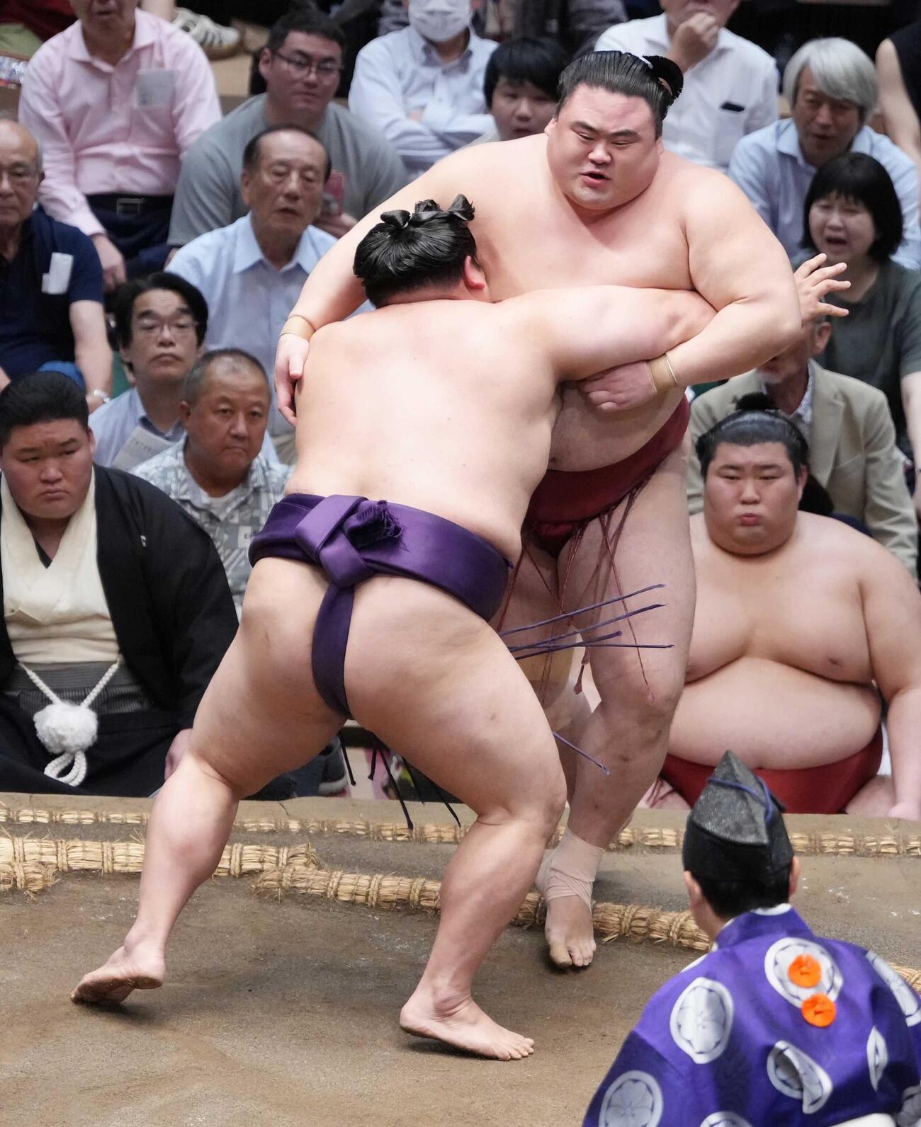 隆の勝（右）は美ノ海に寄り切りで敗れる（撮影・小沢裕）