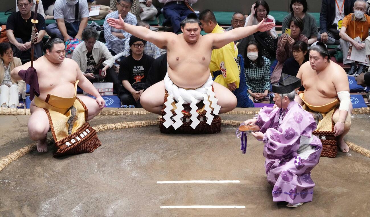 横綱土俵入りに臨む大の里。太刀持ちは隆の勝、露払いは一山本、立行司は式守伊之助（撮影・小沢裕）