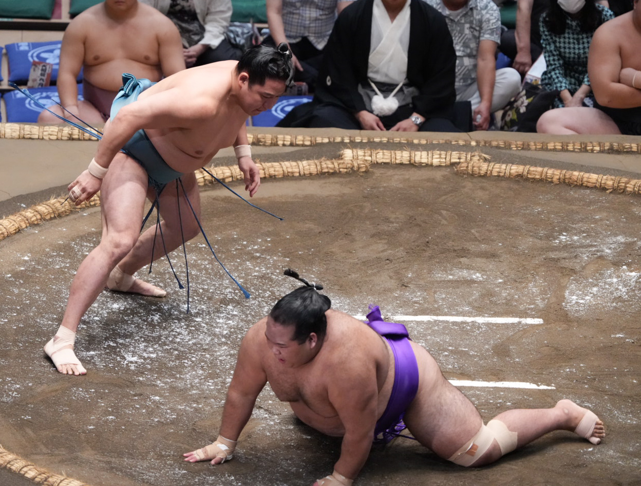大相撲秋場所4日目　生田目（右）は玉正鳳にはたき込みで敗れる（撮影・小沢裕）