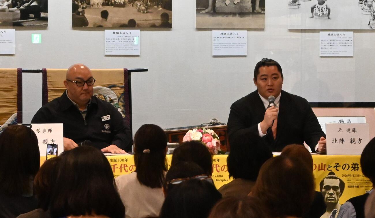 親方トークショーに参加した北陣親方（右、元小結遠藤）と荒磯親方