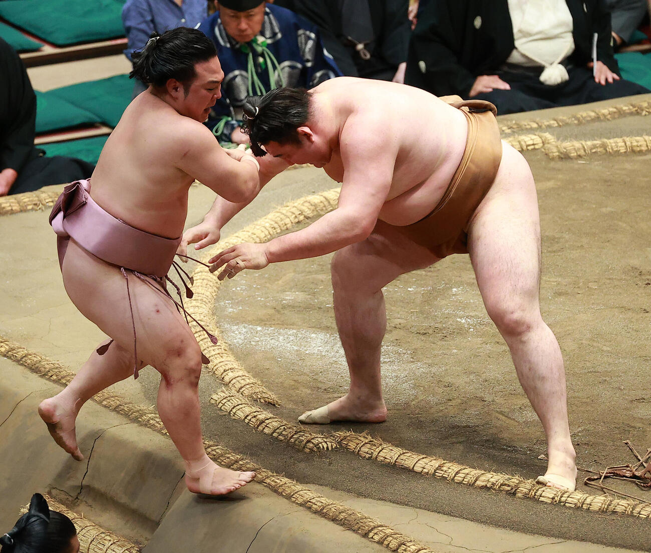 炎鵬（左）を寄り切りで破る竜電（撮影・中島郁夫）