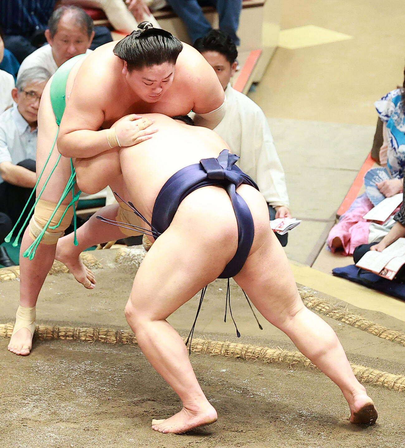 一山本（左）を押し出しで破る平戸海（撮影・中島郁夫）