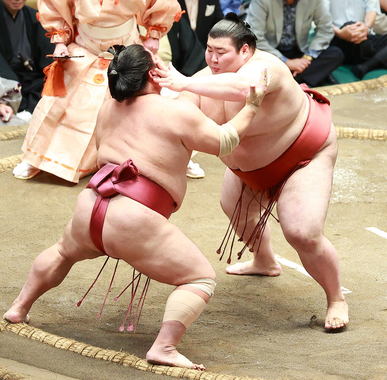 大栄翔（左）を押し出しで破る熱海富士（撮影・中島郁夫）