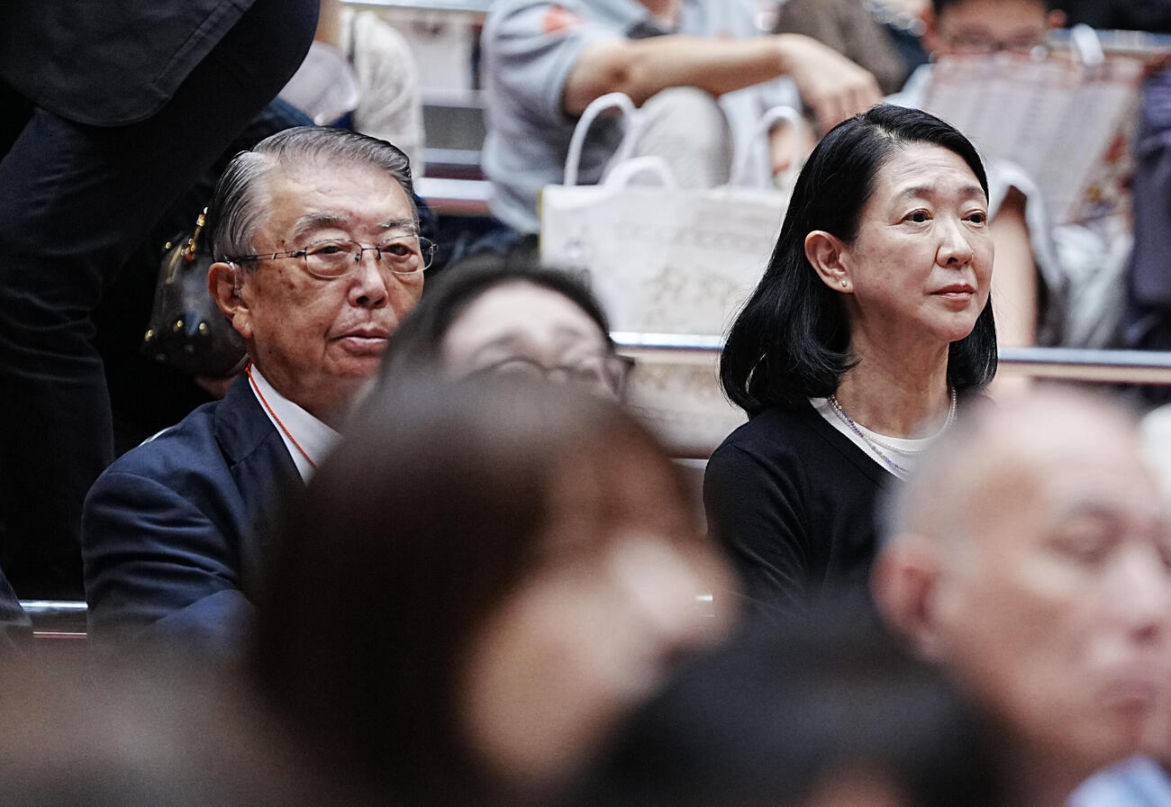観戦する横綱審議委員会の大島理森委員長（左）と紺野美沙子委員（撮影・小沢裕）