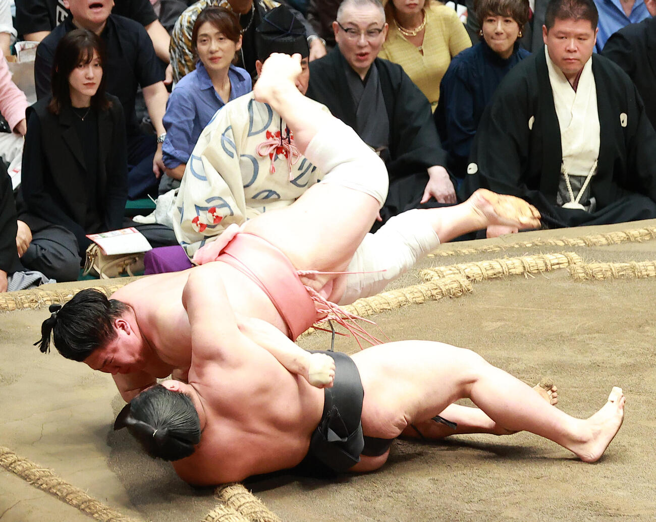 若元春（下）を外掛けで破る宇良（撮影・中島郁夫）
