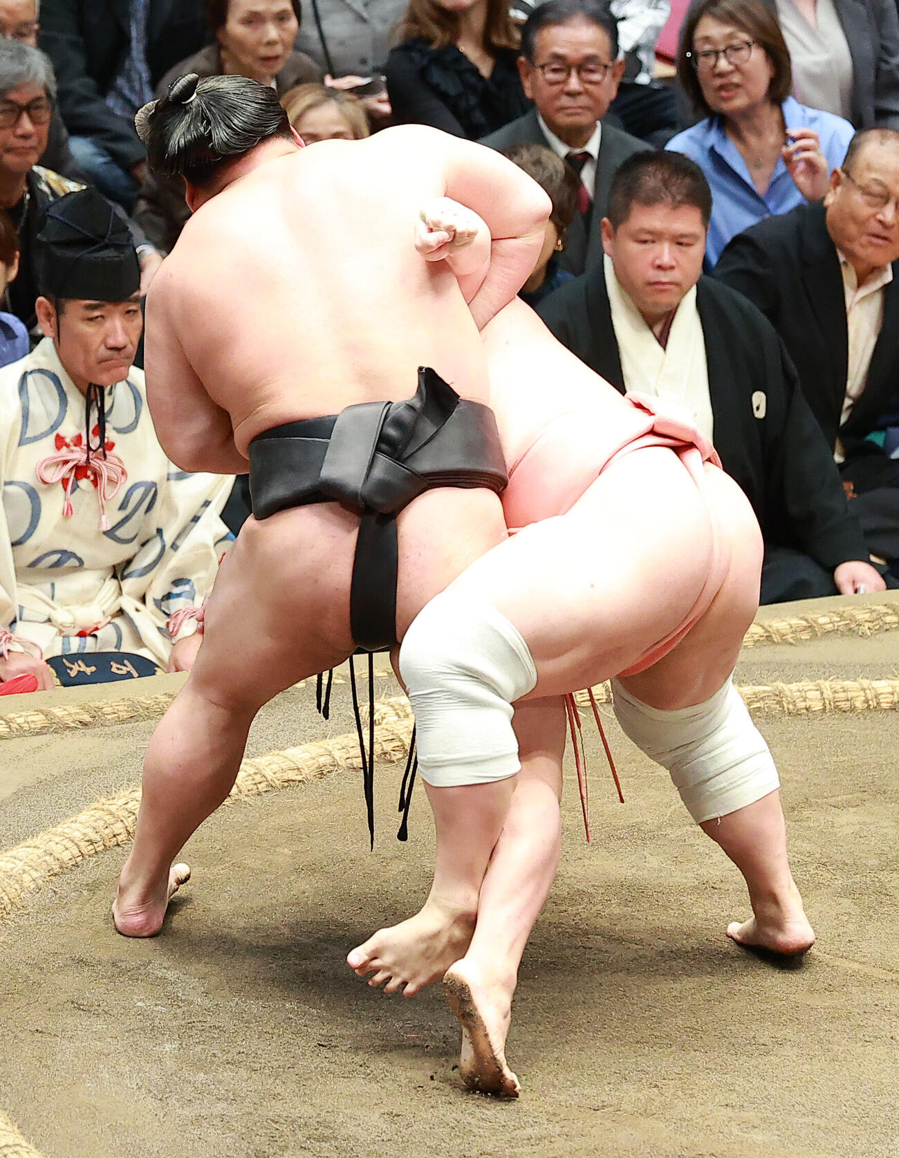 若元春（左）を外掛けで破る宇良（撮影・中島郁夫）