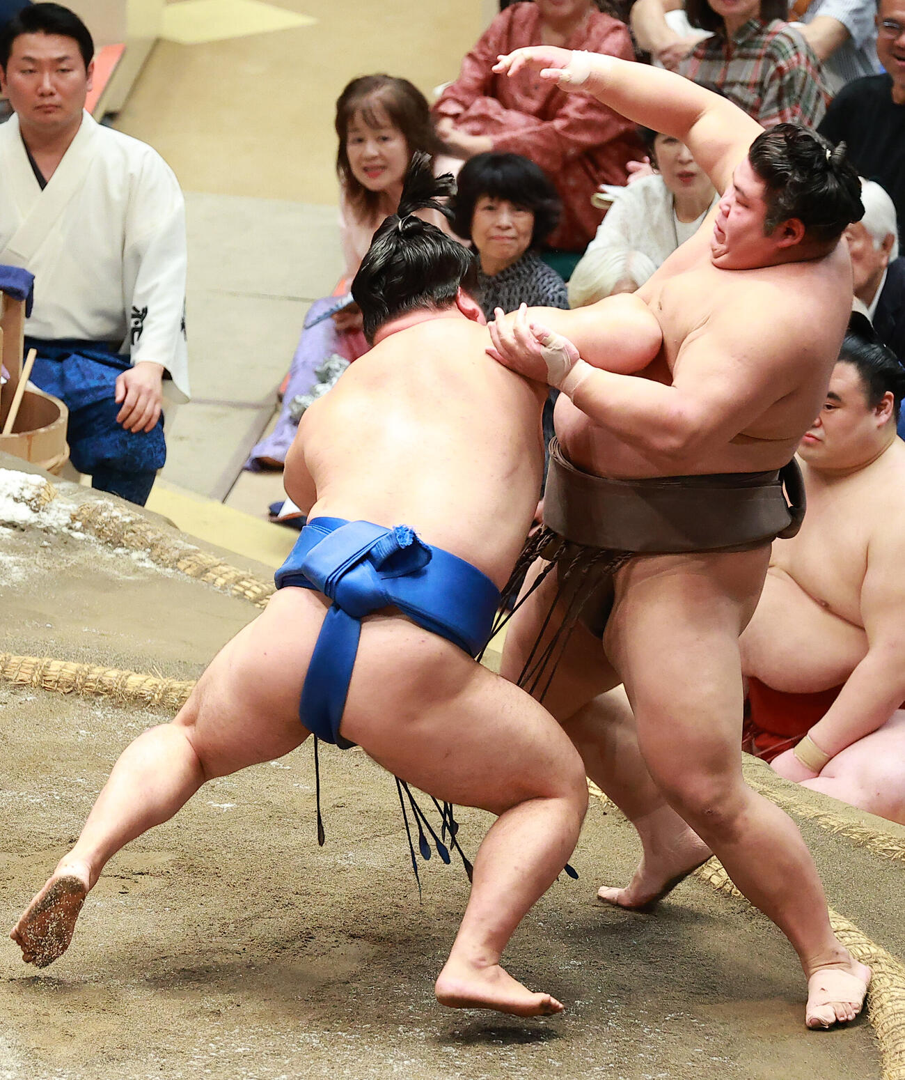 伯乃富士（右）をし出しで破る藤ノ川（撮影・中島郁夫）