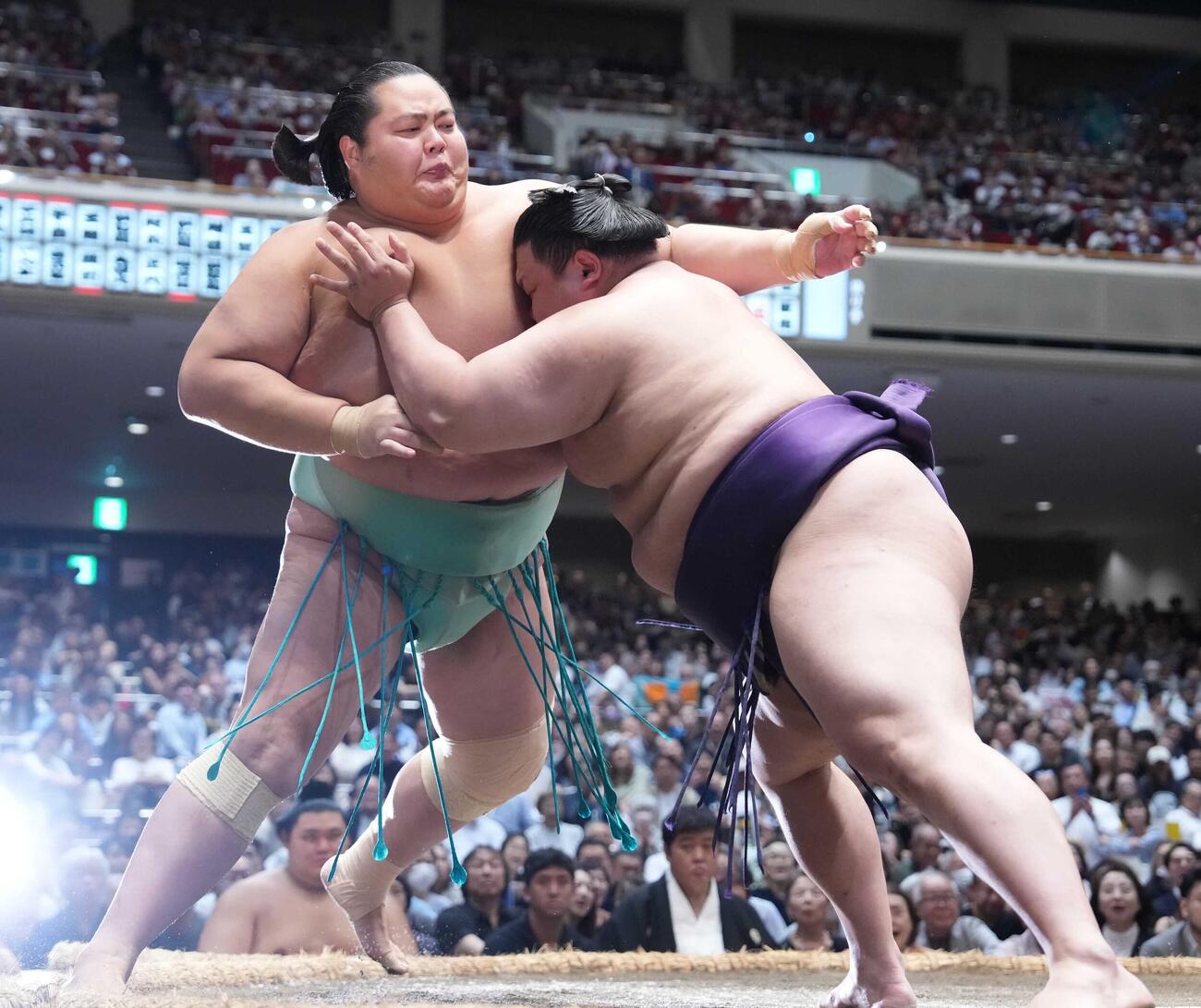 琴桜（左）は美ノ海に押し出しで敗れる（撮影・小沢裕）