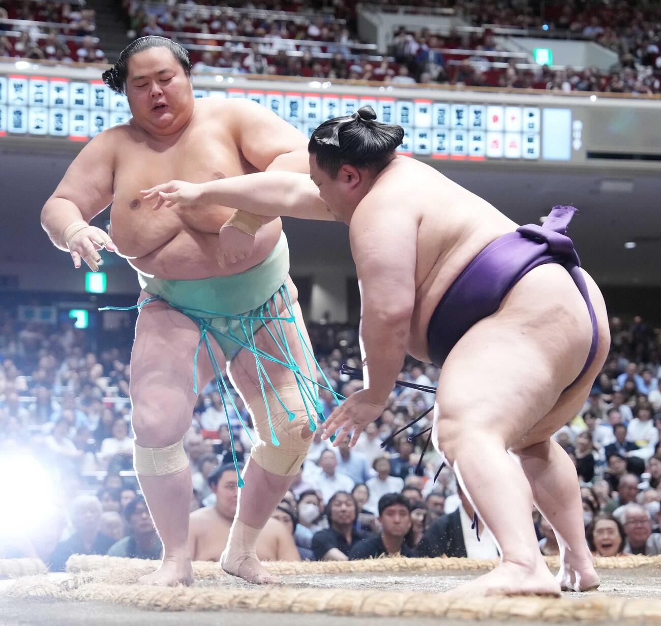 琴桜（左）は美ノ海に押し出しで敗れる（撮影・小沢裕）