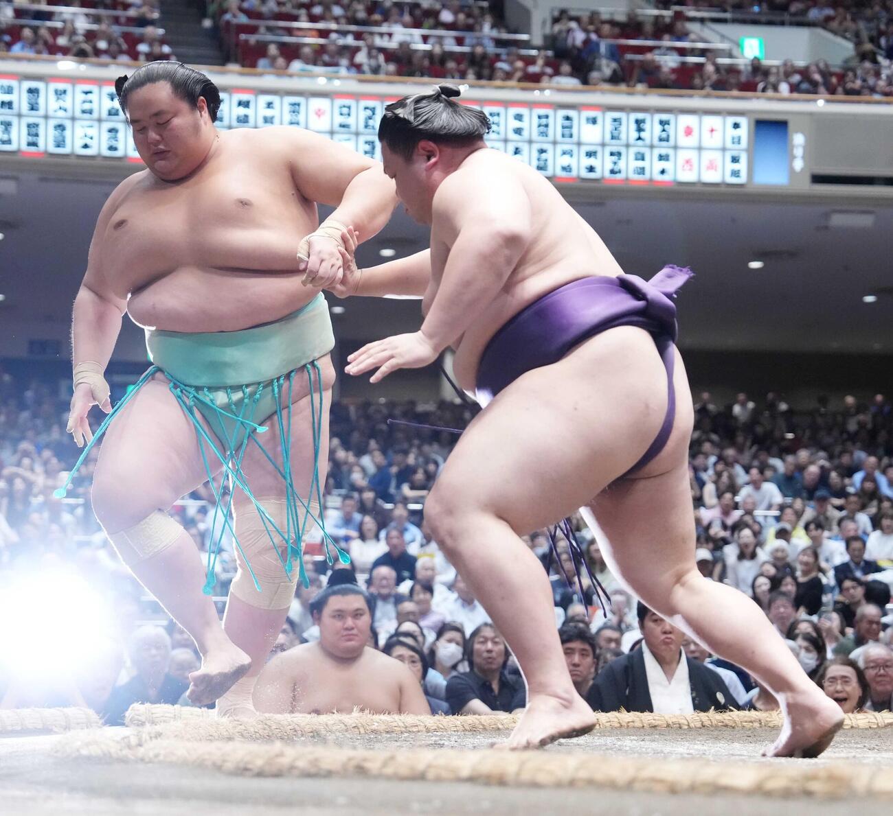 琴桜（左）は美ノ海に押し出しで敗れる（撮影・小沢裕）