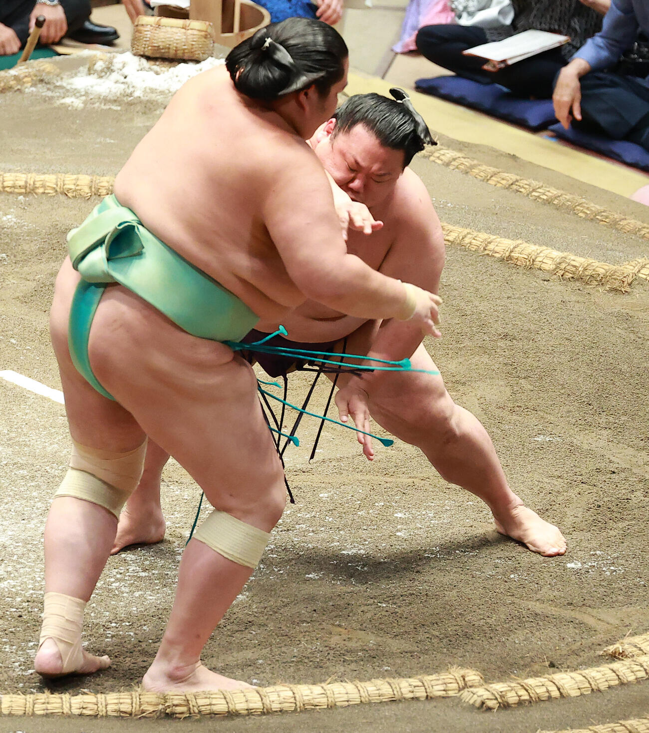 琴桜（左）を押し出しで破る美ノ海（撮影・中島郁夫）