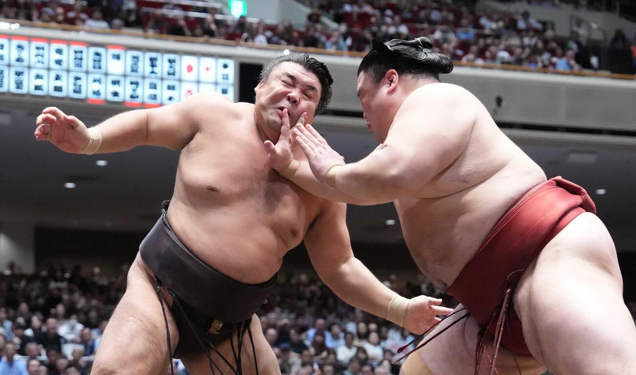 隆の勝（右）の攻めをこらえる霧島（撮影・小沢裕）